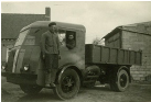 Monsieur VITSE 1938 devant sa camionette de l'entreprise