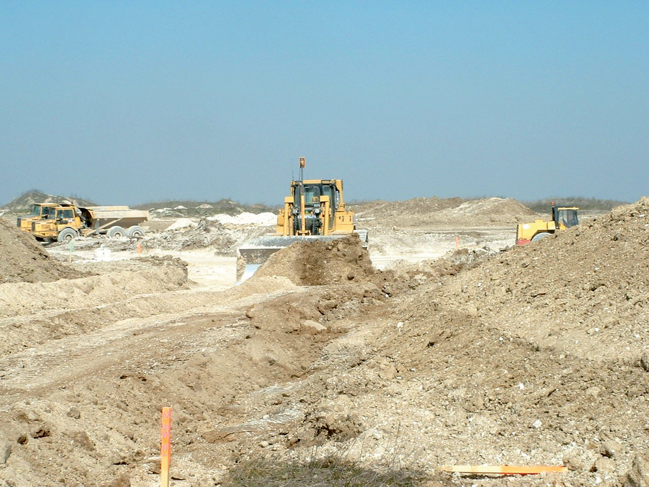 Terrassement des sols pour accueillir une route dans les Hauts de France