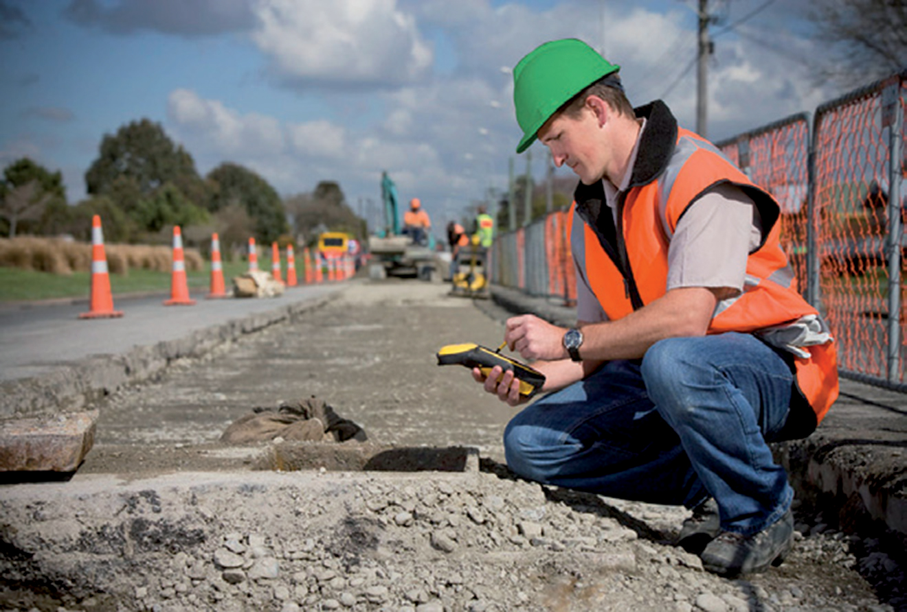 Bureau d'Etudes VRD sur le terrain pour le suivi du chantier